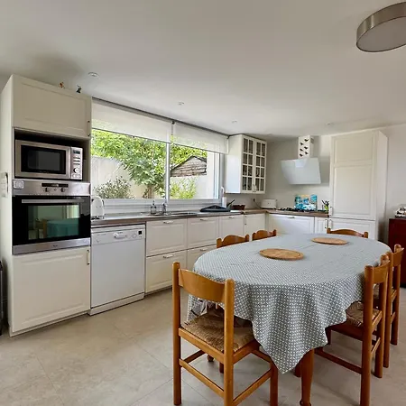 Spacieuse Maison De 190 M2, Jardin, La à 15min à Pied - 6 Personnes *